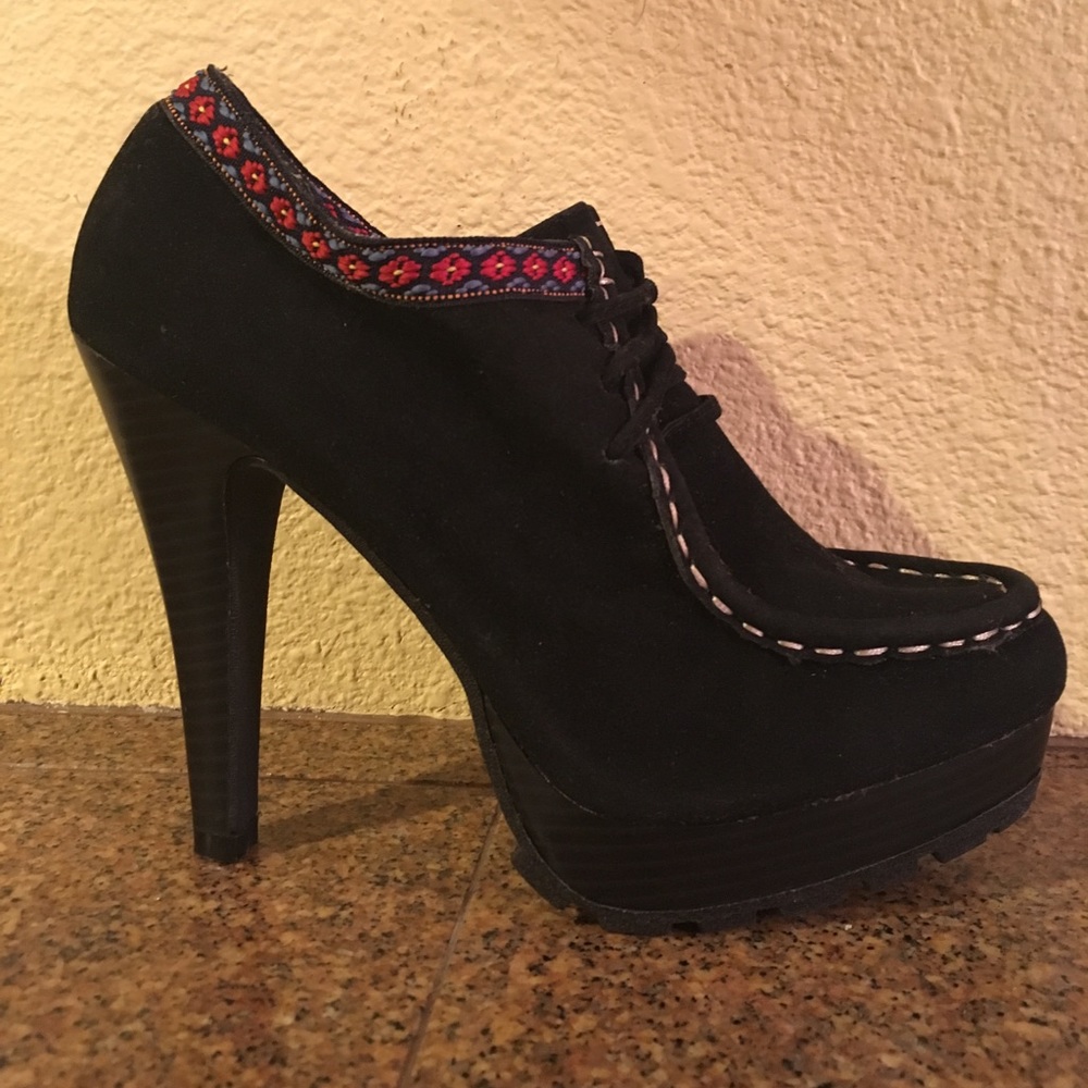 New Black w red design moccasin heels excellent